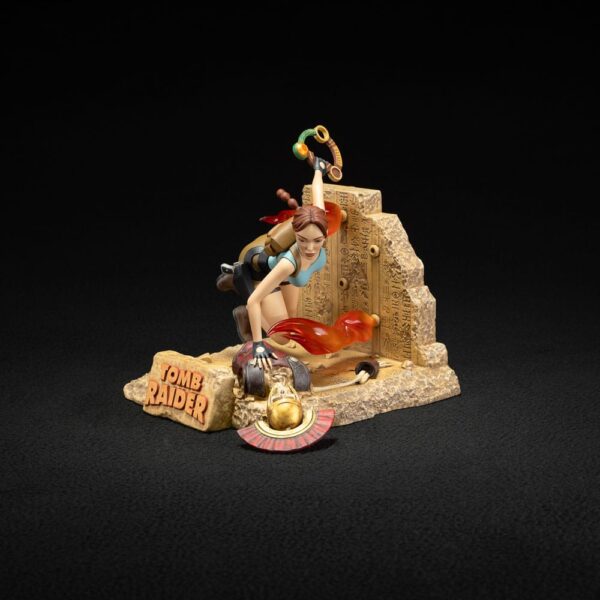 Tomb Raider 1996 PVC Szobor Lara Croft Classic Era 17 cm