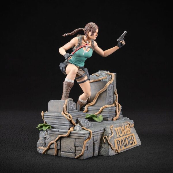 Tomb Raider PVC Szobor Lara Croft 24 cm