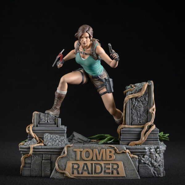 Tomb Raider PVC Szobor Lara Croft 24 cm