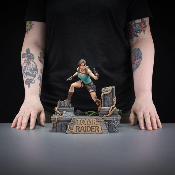 Tomb Raider PVC Szobor Lara Croft 24 cm