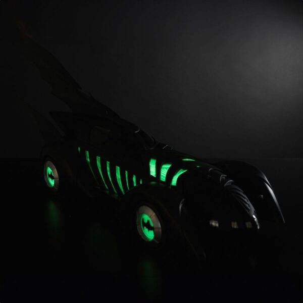 Batman Forever DC Multiverse Jármű Batmobile Glow in the Dark Edition (Gold Label) 79 cm Batman Forever DC Multiverse Jármű Batmobile Glow in the Dark Edition (Gold Label) 79 cm