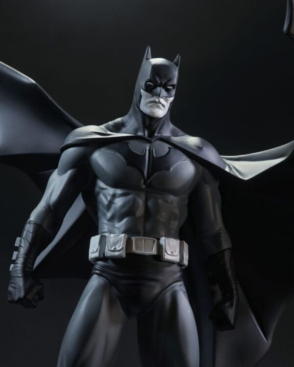 DC Direct  Szobor Batman Black & White Batman (by Jorge Jimenez) 27 cm