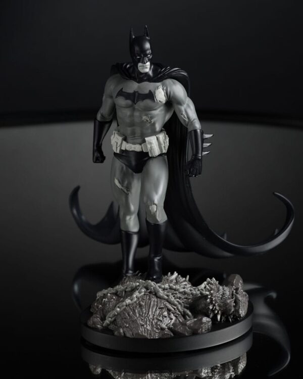 DC Direct Szobor 1/10 Batman by Bjorn Barends (Black White) 18 cm