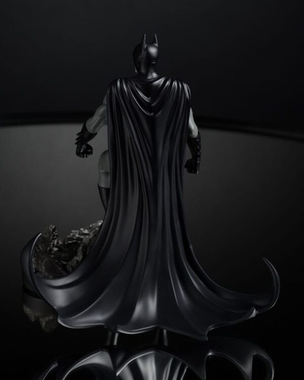 DC Direct Szobor 1/10 Batman by Bjorn Barends (Black White) 18 cm