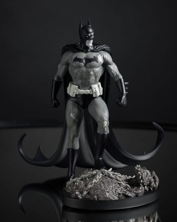 DC Direct Szobor 1/10 Batman by Bjorn Barends (Black White) 18 cm