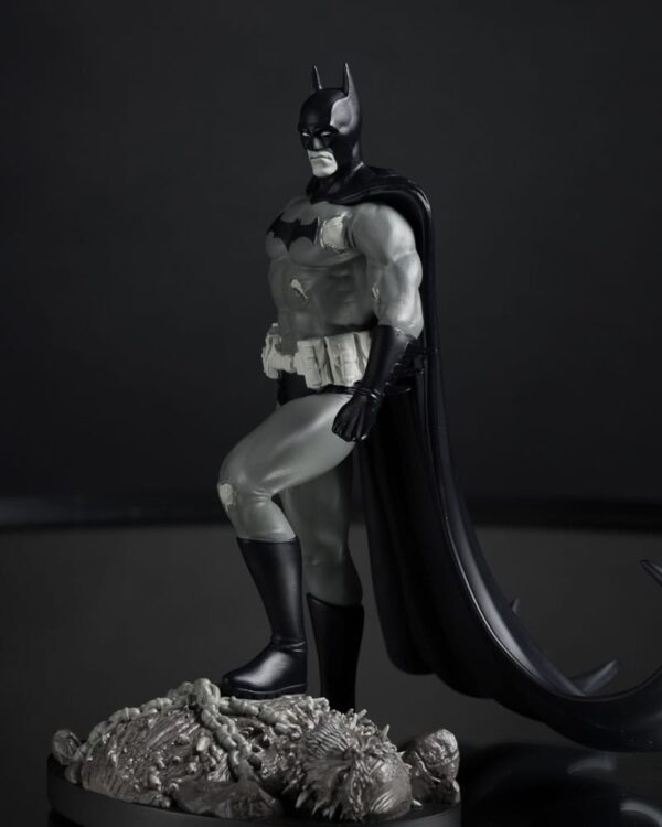 DC Direct Szobor 1/10 Batman by Bjorn Barends (Black White) 18 cm