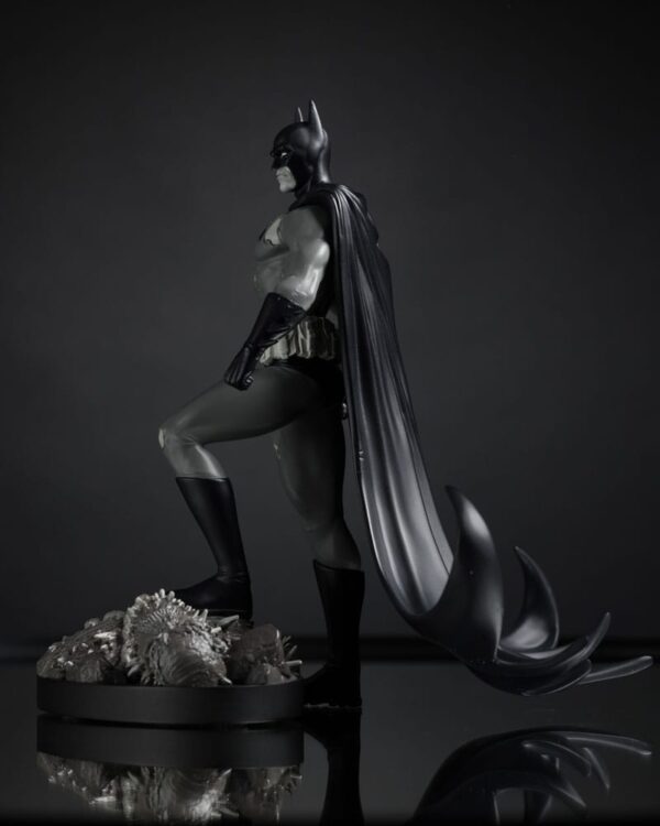 DC Direct Szobor 1/10 Batman by Bjorn Barends (Black White) 18 cm