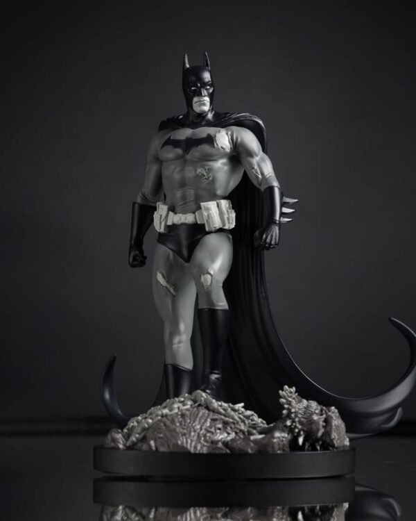 DC Direct Szobor 1/10 Batman by Bjorn Barends (Black White) 18 cm