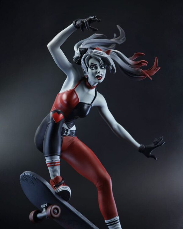DC Direct Harley Quinn: Red, White & Black Szobor 1/10 Harley Quinn by Ivan Tao 20 cm
