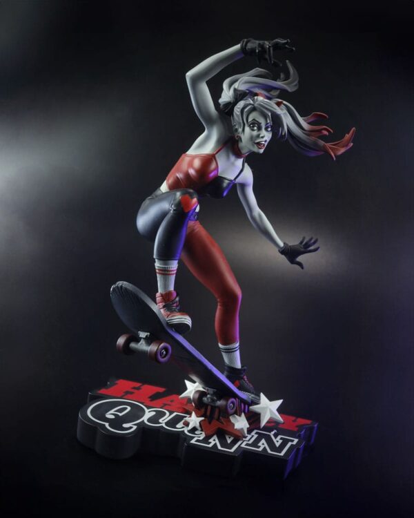 DC Direct Harley Quinn: Red, White & Black Szobor 1/10 Harley Quinn by Ivan Tao 20 cm