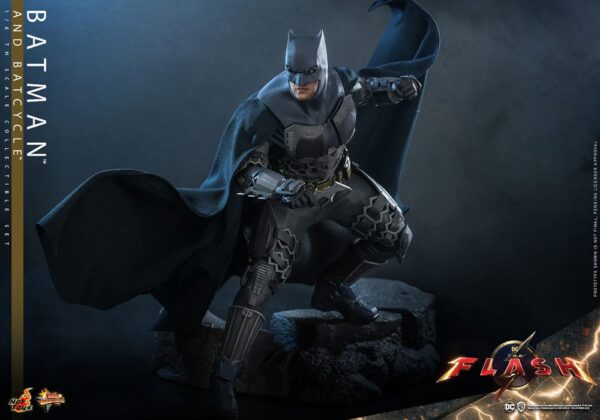 The Flash Movie Masterpiece Akció Figura wih Jármű 1/6 Batman & Batcycle Set 30 cm