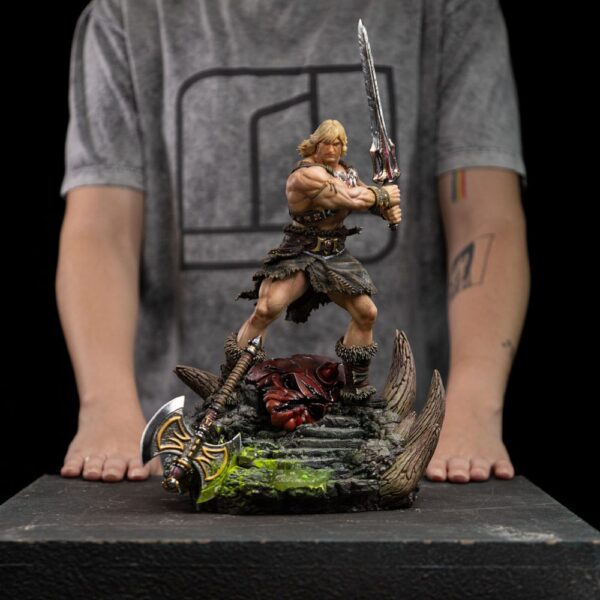 Masters of the Universe Deluxe Art Scale Szobor 1/10 He-Man Unleashed 34 cm Masters of the Universe Deluxe Art Scale Szobor 1/10 He-Man Unleashed 34 cm
