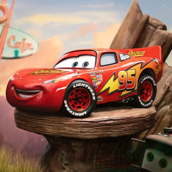 Cars Deluxe Art Scale Szobor 1/10 Lightning Mcqueen & Tow Mater 31 cm Cars Deluxe Art Scale Szobor 1/10 Lightning Mcqueen & Tow Mater 31 cm