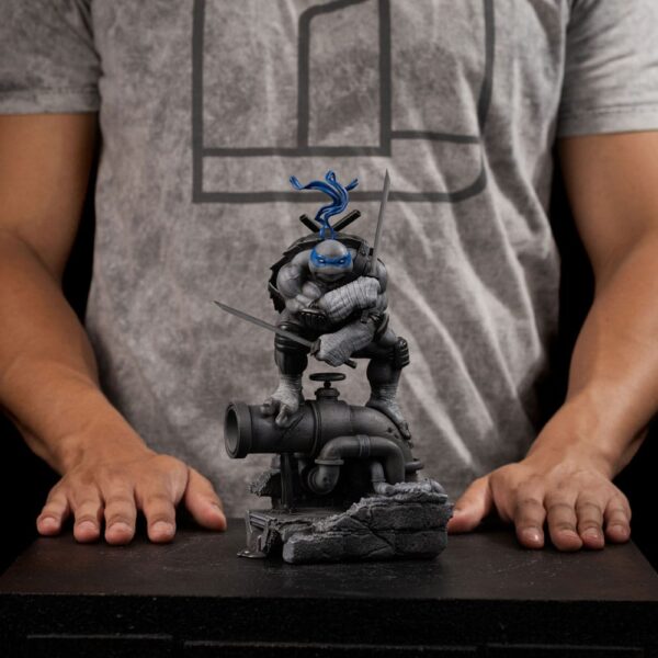 Teenage Mutant Ninja Turtles Art Scale Szobor 1/10 Leonardo Black and White Variant 26 cm heo exclusive