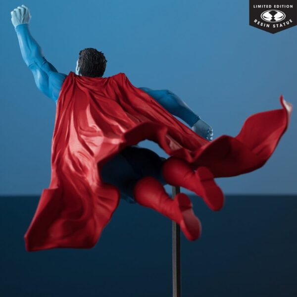 DC Direct Superman Red & Blue Szobor 1/10 Superman by Lee Bermejo 26 cm DC Direct Superman Red & Blue Szobor 1/10 Superman by Lee Bermejo 26 cm