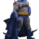 Batman: The Dark Knight Returns Comic Masterpiece Akció Figura 1/6 Batman (Battle Damaged Version) 32 cm