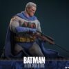 Batman: The Dark Knight Returns Comic Masterpiece Akció Figura 1/6 Batman (Battle Damaged Version) 32 cm