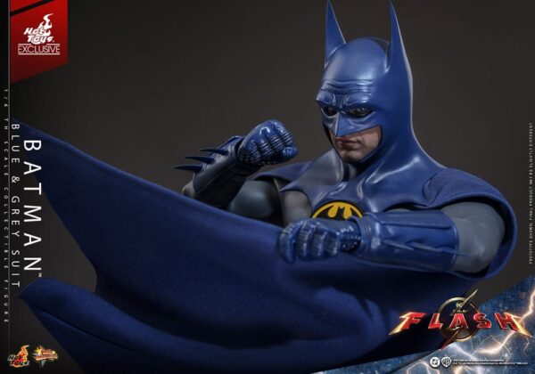 The Flash Movie Masterpiece Akció Figura 1/6 Batman (Blue & Grey Suit) Limited Edition Hot Toys Exclusive 30 cm The Flash Movie Masterpiece Akció Figura 1/6 Batman (Blue & Grey Suit) Limited Edition Hot Toys Exclusive 30 cm
