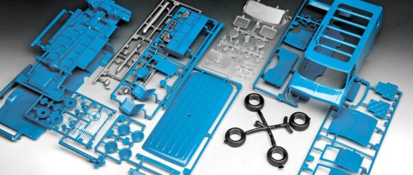 Stranger Things Squawk Van (Aqua Color) Model Kit 1/25