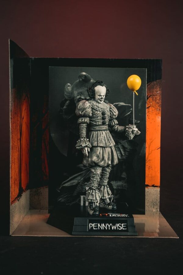 It Welcome to Derry Movie Maniacs Figura Pennywise (Black & White) 16 cm
