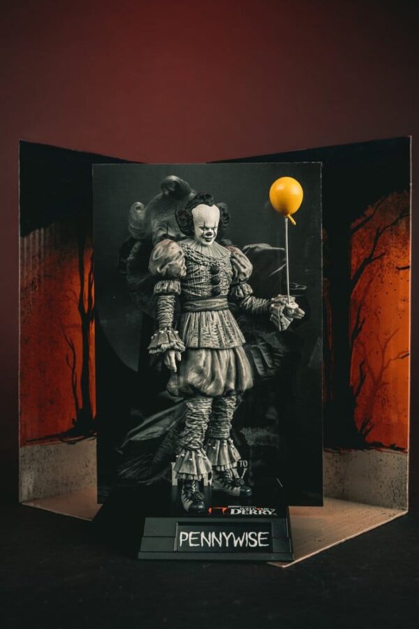 It Welcome to Derry Movie Maniacs Figura Pennywise (Black & White) 16 cm