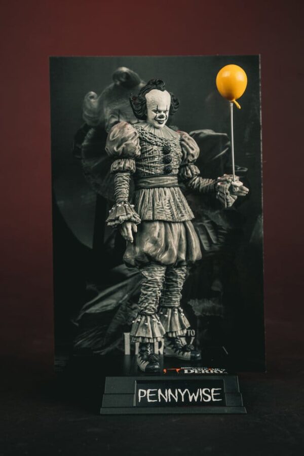 It Welcome to Derry Movie Maniacs Figura Pennywise (Black & White) 16 cm