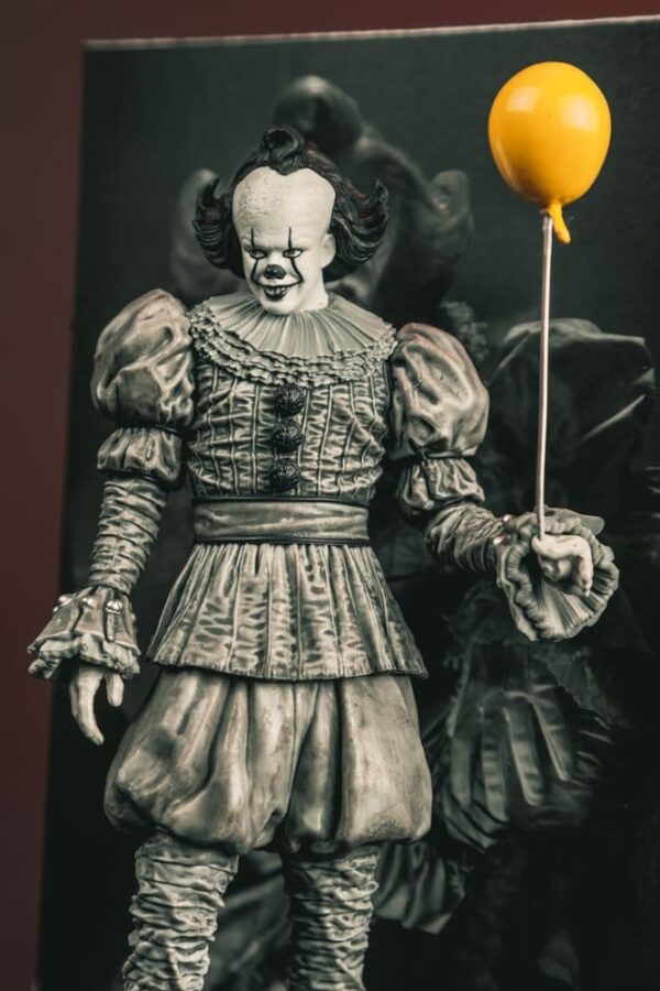 It Welcome to Derry Movie Maniacs Figura Pennywise (Black & White) 16 cm