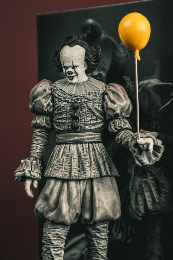 It Welcome to Derry Movie Maniacs Figura Pennywise (Black & White) 16 cm